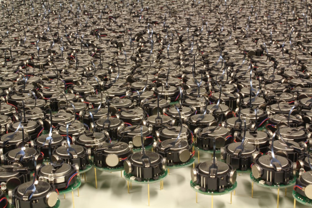 Robots coordinados como metamaterial